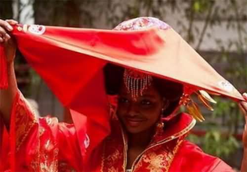 大爷迎娶非洲新娘 这样看来种族和年龄都不是问题