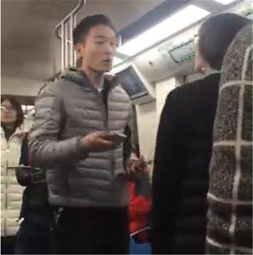 男子地铁辱骂两女
