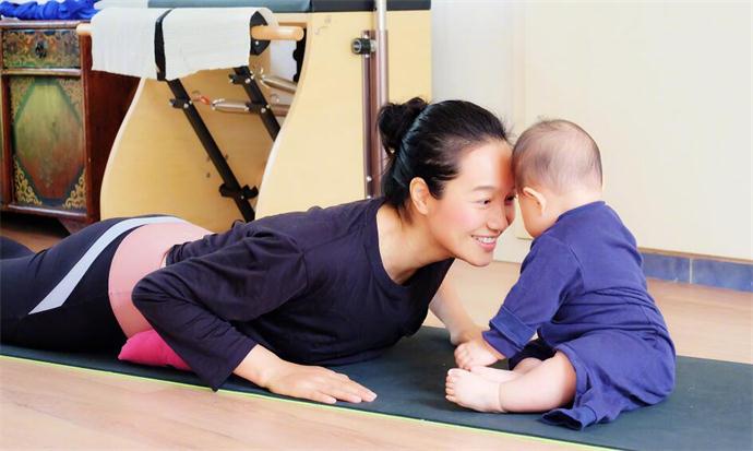 朱丹带女儿健身 朱丹带女儿健身
