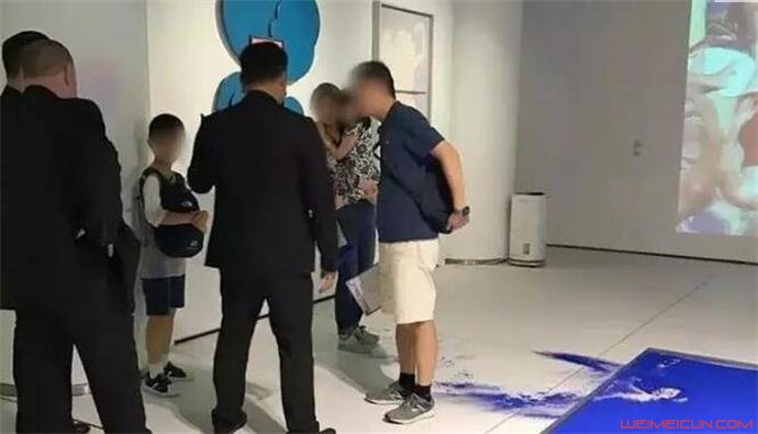 名画被熊孩子撕毁详情