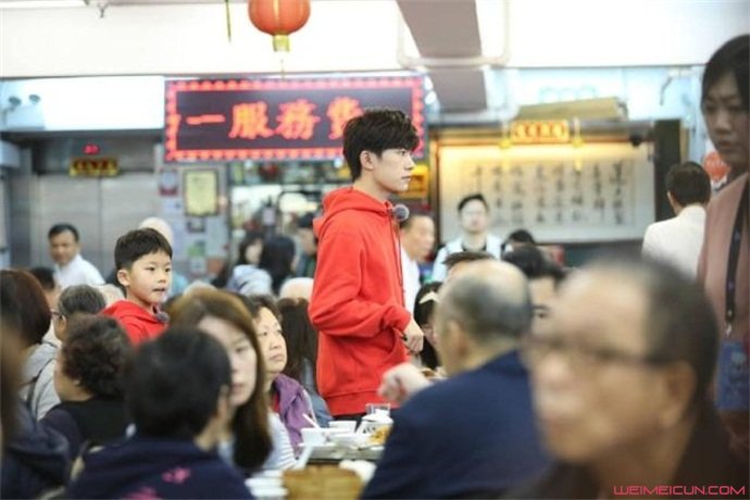 易烊千玺在身后 易烊千玺在身后