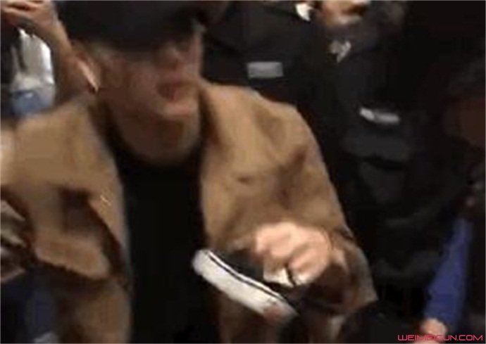 王嘉尔给粉丝捡鞋