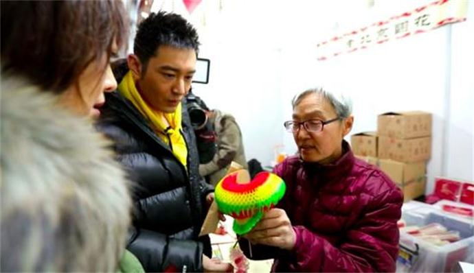 黄晓明逛街遭尬问 黄晓明逛街遭尬问