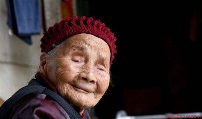 迎来118岁生日的老人