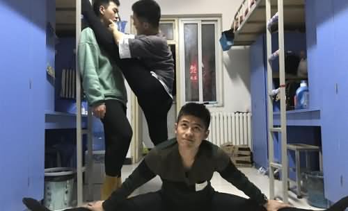 一字马网红宿舍