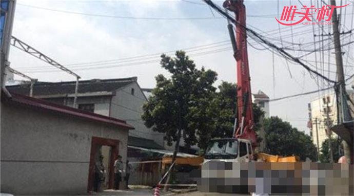 工作人员填平地下室