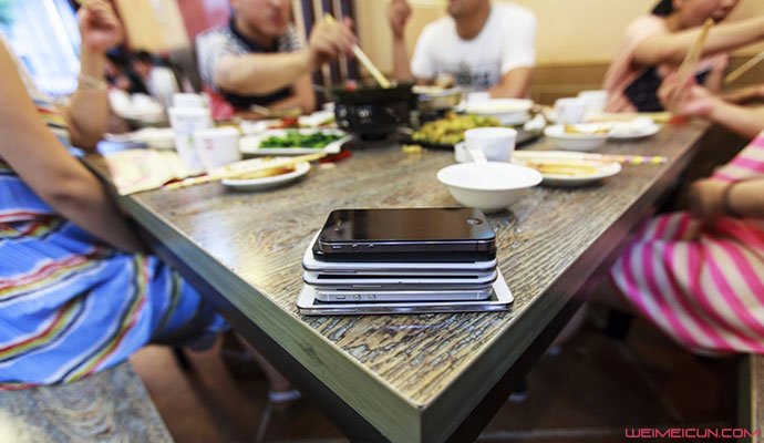 吃饭刷手机易多吃 吃饭刷手机易多吃