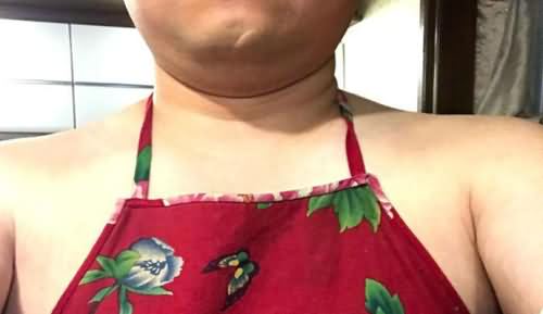 岳云鹏发辣眼自拍 在厨房露肉上演红肚兜诱惑网友：污眼睛