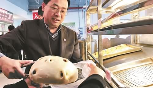 人大6元馒头走红 食堂师傅为让学生爱上吃“食堂”制造超级馒头