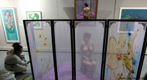 海容天天性感现油画展  海容天天大尺度惹争议