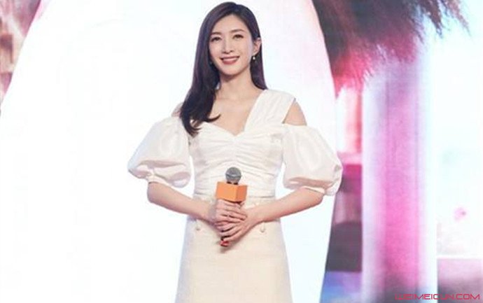 江疏影跪地合影 江疏影跪地合影