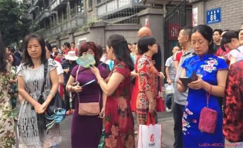 家长穿旗袍送考