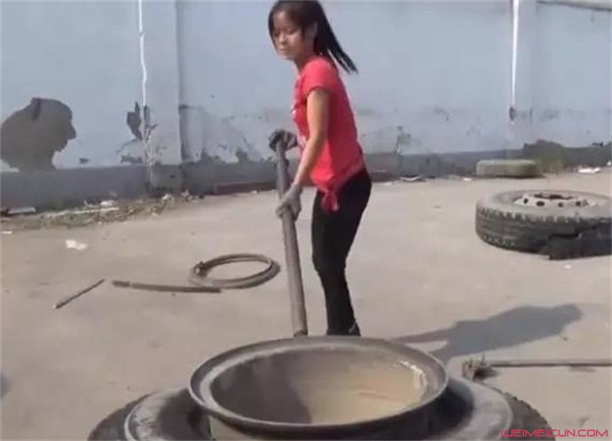 女子徒手扒轮胎