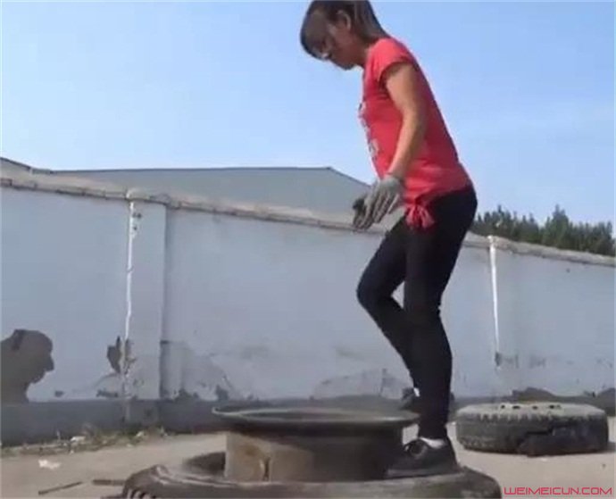 女子徒手扒轮胎