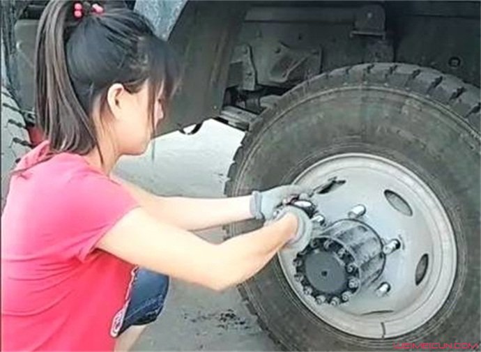 女子扒轮胎成网红