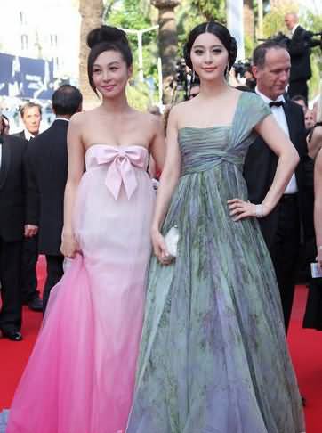 李菲儿裙子滑落图片 G奶露出来尴尬万分