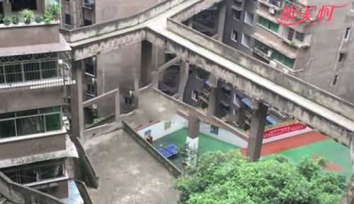 重庆再现魔性建筑 空中走廊梯形篮球场亮瞎你的眼
