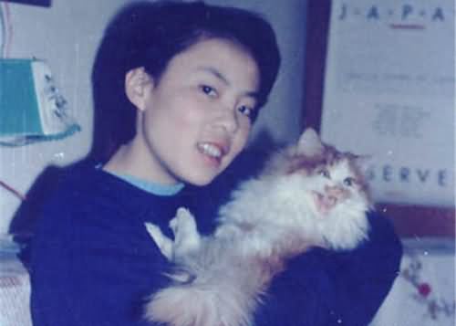 朱令抱着猫咪