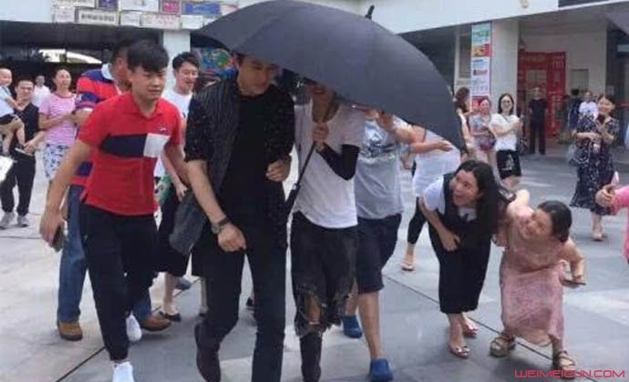 靳东被女粉追着看 靳东被女粉追着看