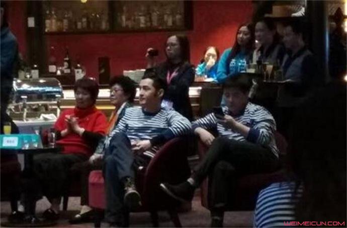 胡歌携母亲现某公司年会 胡歌携母亲现某公司年会