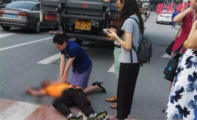 空姐跪地救人现场 空姐跪地救人现场