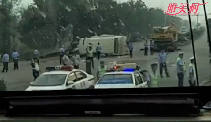 中巴与大挂车相撞