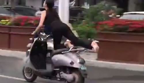 女骑手乘电驴飞行,女骑手,乘电驴,飞行