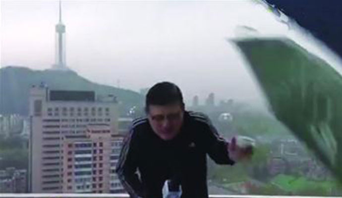 气象主播遭雷击