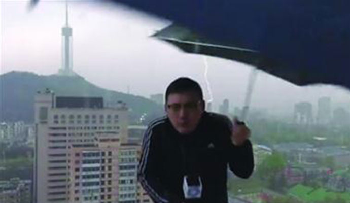 气象主播遭雷击