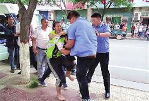 城管围殴女商户 城管围殴女商户