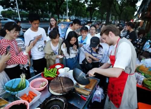 俄小伙卖鱼香肉丝 俄小伙卖鱼香肉丝