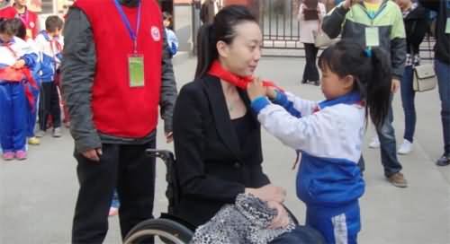 刘岩为什么坐轮椅
