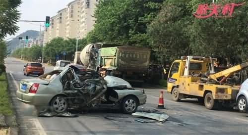 轿车被撞成麻花现场图片