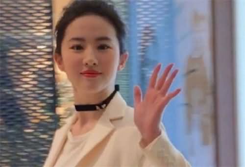 路人抓拍刘亦菲 路人抓拍刘亦菲