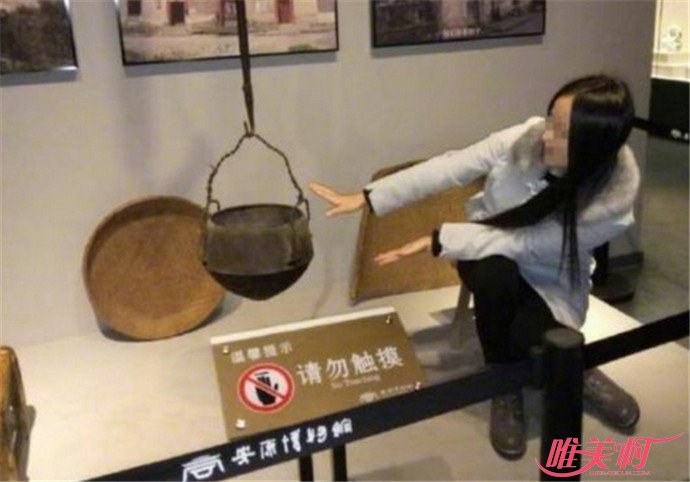 女子坐文物拍照 女子坐文物拍照
