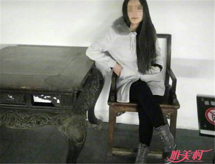 女子坐文物拍照 女子坐文物拍照