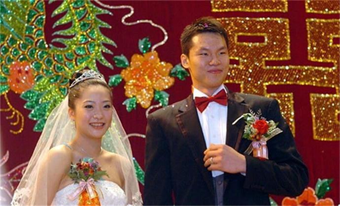 朱芳雨和前妻胡美的结婚照 朱芳雨和前妻胡美的结婚照