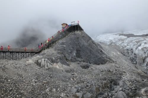 日本的富士山属于什么火山 日本富士山是活火山吗