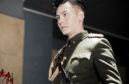 陈伟霆玩制服诱惑