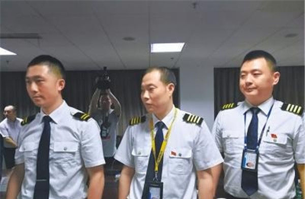 川航航班备降成都 机长刘传健讲述事件经过
