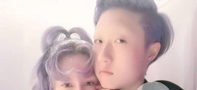 小龙女吴卓林结婚 与加拿大女网红Andi晒结婚证