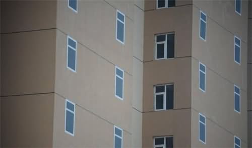 新房窗户是画上去的 巧妙设计无人识住户购房需谨慎