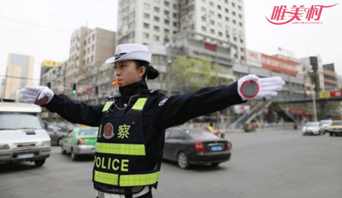 女司机违停骂交警