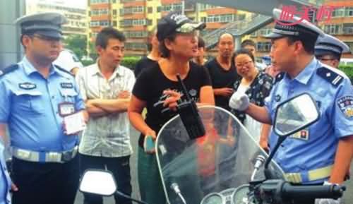 女司机违停骂交警