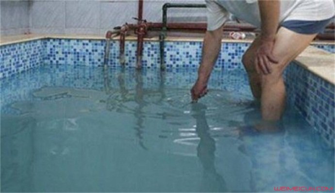 男孩进女浴池被拒 男孩进女浴池被拒