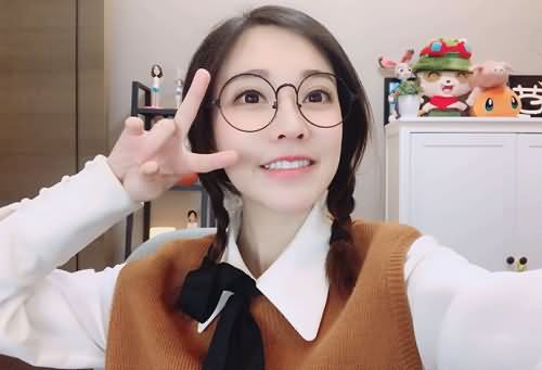 冯提莫比V自拍