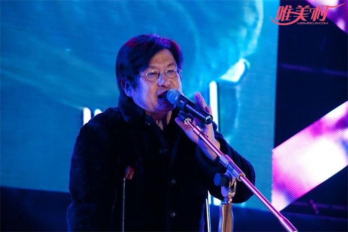 激情演唱的郑智化 激情演唱的郑智化