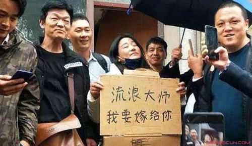 流浪大师直播走红