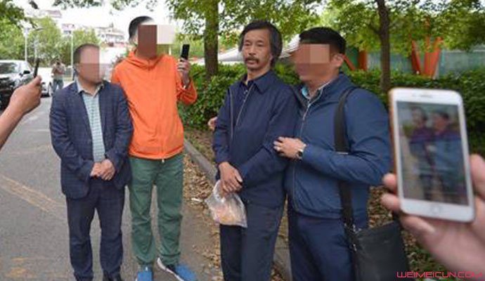流浪大师直播走红