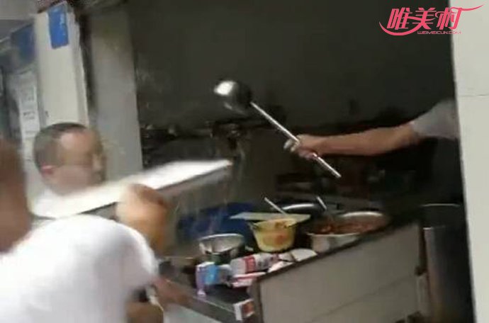 执法被泼热油 执法被泼热油